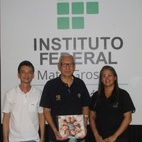 Conferencistas convidados recebem livro de 10 anos da institucionalização do IFMT